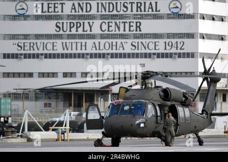 US NAVY A U.S. L'elicottero Army UH-60 Blackhawk si prepara a decollare dal Fleet Industrial and Supply Center. Foto Stock