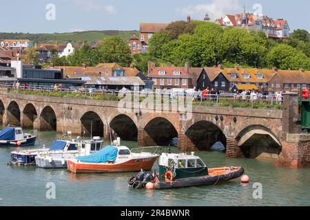 Folkstone Harbour Arm e le barche Foto Stock