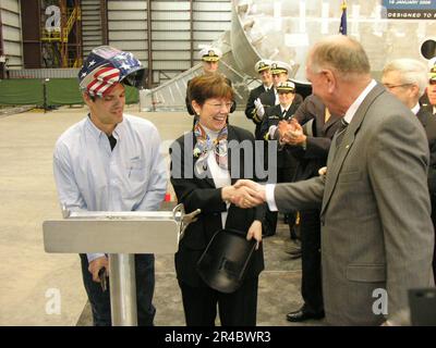 US Navy il Segretario aggiunto della Marina per la ricerca, lo sviluppo e l'acquisizione, l'onorabile Delores Etter, centro, scrolla le mani con il presidente esecutivo di Austal Ltd., il sig. John Rothwell. Foto Stock