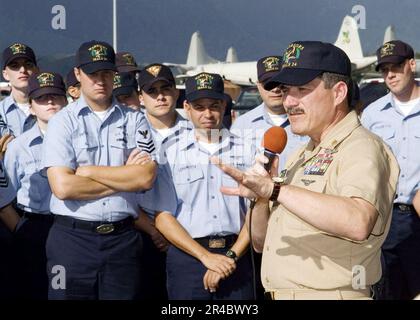 US Navy Master Chief Petty Officer of the Navy (MCPON) Terry Scott si rivolge ai marinai arruolato. Foto Stock