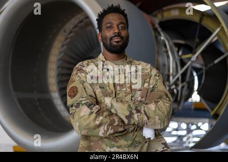 STATI UNITI Anthony McDowel, 6th Aircraft Maintenance Squadron integrato comunicazione e navigazione artigiano, posa per una foto a MacDill Air Force base, Florida, 21 febbraio 2023. Comunicazione e navigazione integrate gli Airmen sono responsabili dell'ispezione, della rimozione e dell'installazione di sistemi integrati di avionica sugli aeromobili assegnati. Foto Stock