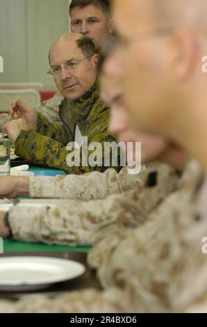 Segretario della Marina DEGLI STATI UNITI (SECNAV) Dr. Donald C. Winter mangia cena con Brig. John Wissler, comandante generale 2nd Marine Logistics Group, e marinai e marines di stanza a al Taqaddum. Foto Stock