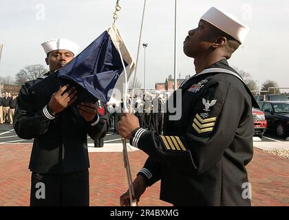 US Navy Commander Second Fleet staff Sailor of the Year Information Systems Technician 1st Class e Junior Sailor of the Year Operations Specialist 2nd Class si preparano ad alzare la virgola Foto Stock