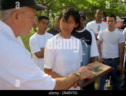 US Navy Lt. CMdR. A destra, un cappellano di stanza a bordo della portaerei di classe Nimitz USS Ronald Reagan (CVN 76), presenta una targa al Riding for the Disabled Association Center di si. Foto Stock