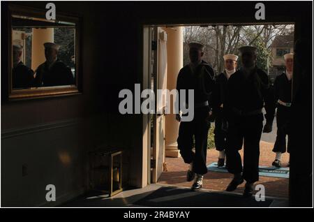 US Navy Commander, Navy Region Mid-Atlantic, membri della Navy Funeral Honor Guard marciano nella casa funebre Halloman-Brown per rendere omaggio ai militari. Foto Stock