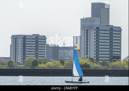 Edgbaston Reservoir, Birmingham, 27th maggio 2023 - gli appassionati di sport acquatici si sono recati a Edgbaston Reservoir il sabato mattina per godersi le temperature calde durante il weekend di Spring Bank Holiday. Diversi amanti del sole hanno utilizzato barche a vela e a remi per attraversare le acque scintillanti con lo skyline di Birmingham che incombe sullo sfondo. Un windsurfer inoltre ha usato la piccola quantità di vento per divertirsi al sole. Credit: Stop Press Media/Alamy Live News Foto Stock