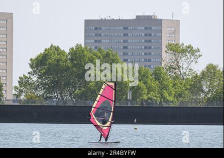 Edgbaston Reservoir, Birmingham, 27th maggio 2023 - gli appassionati di sport acquatici si sono recati a Edgbaston Reservoir il sabato mattina per godersi le temperature calde durante il weekend di Spring Bank Holiday. Diversi amanti del sole hanno utilizzato barche a vela e a remi per attraversare le acque scintillanti con lo skyline di Birmingham che incombe sullo sfondo. Un windsurfer inoltre ha usato la piccola quantità di vento per divertirsi al sole. Credit: Stop Press Media/Alamy Live News Foto Stock