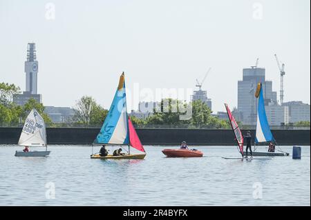 Edgbaston Reservoir, Birmingham, 27th maggio 2023 - gli appassionati di sport acquatici si sono recati a Edgbaston Reservoir il sabato mattina per godersi le temperature calde durante il weekend di Spring Bank Holiday. Diversi amanti del sole hanno utilizzato barche a vela e a remi per attraversare le acque scintillanti con lo skyline di Birmingham che incombe sullo sfondo. Un windsurfer inoltre ha usato la piccola quantità di vento per divertirsi al sole. Credit: Stop Press Media/Alamy Live News Foto Stock