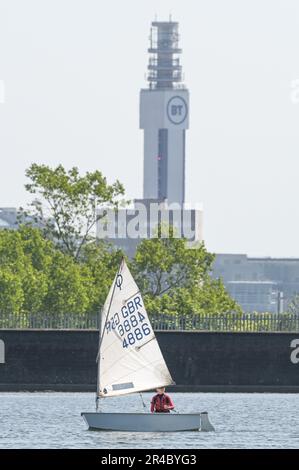 Edgbaston Reservoir, Birmingham, 27th maggio 2023 - gli appassionati di sport acquatici si sono recati a Edgbaston Reservoir il sabato mattina per godersi le temperature calde durante il weekend di Spring Bank Holiday. Diversi amanti del sole hanno utilizzato barche a vela e a remi per attraversare le acque scintillanti con lo skyline di Birmingham che incombe sullo sfondo. Un windsurfer inoltre ha usato la piccola quantità di vento per divertirsi al sole. Credit: Stop Press Media/Alamy Live News Foto Stock