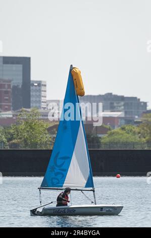 Edgbaston Reservoir, Birmingham, 27th maggio 2023 - gli appassionati di sport acquatici si sono recati a Edgbaston Reservoir il sabato mattina per godersi le temperature calde durante il weekend di Spring Bank Holiday. Diversi amanti del sole hanno utilizzato barche a vela e a remi per attraversare le acque scintillanti con lo skyline di Birmingham che incombe sullo sfondo. Un windsurfer inoltre ha usato la piccola quantità di vento per divertirsi al sole. Credit: Stop Press Media/Alamy Live News Foto Stock