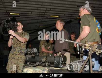 US Navy CPL. Assegnato alla 13th Marine Expeditionary Unit (13th MEU), BLT Golf Company, spiega lo scopo della MK-153 Shoulder Lancied Multi Purpose Assault Weapon (SMAW) Foto Stock