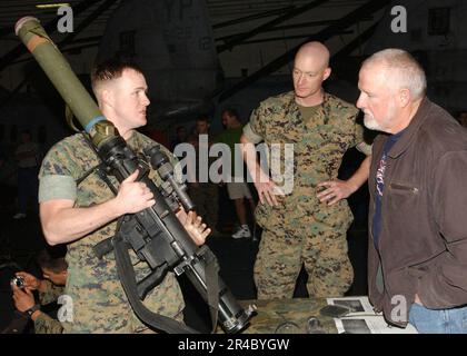 US Navy CPL. Assegnato alla 13th Marine Expeditionary Unit (13th MEU), BLT Golf Company, spiega lo scopo della MK-153 Shoulder Lancied Multi Purpose Assault Weapon (SMAW) Foto Stock