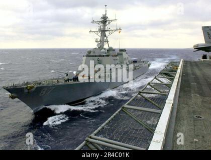 US Navy il cacciatorpediniere di missili guidati USS Mason (DDG 87) si avvicina alla portaerei di classe Nimitz USS Dwight D. Eisenhower (CVN 69) per un rifornimento in mare (RAS). Foto Stock