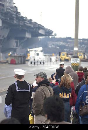 LA famiglia della Marina DEGLI STATI UNITI e gli amici dei marinai stazionati a bordo della portaerei di classe Nimitz USS Abraham Lincoln (CVN 72) salutano. Foto Stock