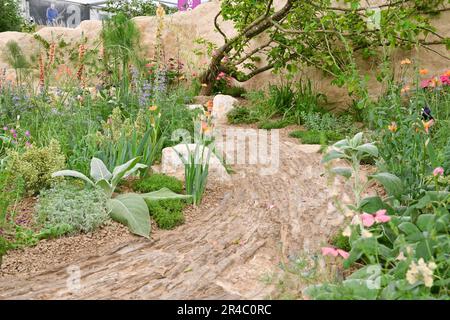 Londra, Regno Unito. 27th maggio, 2023. Chelsea, Londra, Regno Unito il 27 2023 maggio. Il Choose Love Garden 'ispirato dalle rotte di migrazione dei rifugiati attraverso l'Europa' al RHS Chelsea Flower Show presso il Royal Hospital Chelsea, Londra, Regno Unito il 27 2023 maggio. Credit: Francis Knight/Alamy Live News Foto Stock