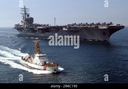 US Navy i membri della Guardia Costiera degli Stati Uniti stazionati a bordo della nave di pattuglia USCGC Wrangell (WPB 1322) vedono le operazioni di volo a bordo della portaerei di classe Nimitz USS Ronald Reagan (CVN 76). Foto Stock