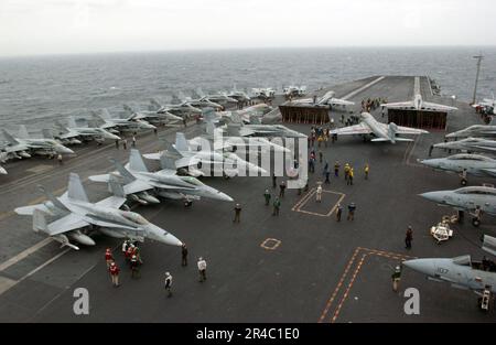 Gli aeromobili della Marina STATUNITENSE assegnati alla Carrier Air Wing Eight (CVW-8) vengono posti sul ponte di volo a bordo della portaerei di classe Nimitz USS Theodore Roosevelt (CVN 71) in preparazione della partenza per i loro porti. Foto Stock