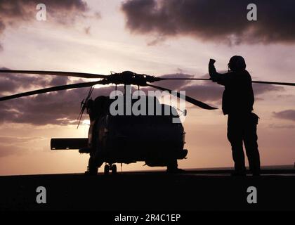 US Navy Un elicottero MH-60 Seahawk assegnato all'elicottero antisommarino Combat Support Squadron due otto (HSC-28) avviare i suoi motori prima di operazioni di volo. Foto Stock