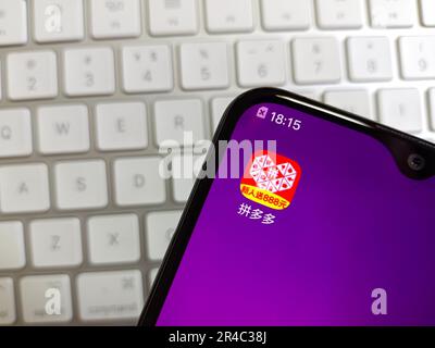 SUQIAN, CINA - 27 MAGGIO 2023 - illustrazione: Pinduoduo, 27 maggio 2023, Suqian, provincia di Jiangsu, Cina. Pinduoduo accorcia il divario di reddito con Ali. Foto Stock