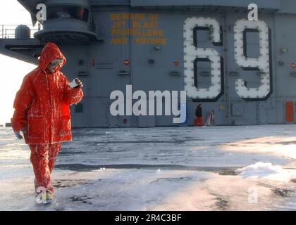 US Navy Damage Controlman 3rd Class a bordo della portaerei di classe Nimitz USS Dwight D. Eisenhower (CVN 69) raccoglie campioni di schiuma acquosa per la formazione della pellicola. Foto Stock