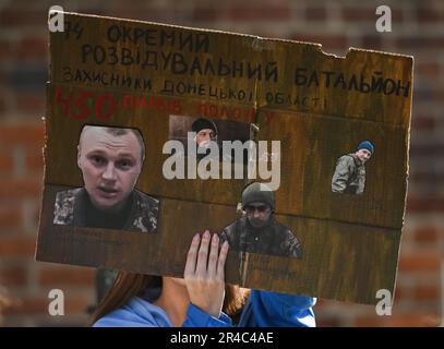 21 maggio 2023: I membri della diaspora locale Ucraina protestavano contro la detenzione di prigionieri politici in Bielorussia. Credit: ASWphoto/Alamy Live News Foto Stock