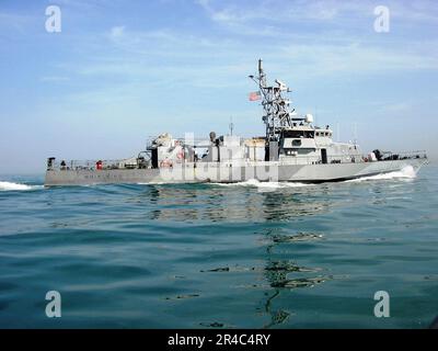 US Navy l'imbarcazione di pattuglia costiera di classe ciclone USS Whirlwind (PC 11) protegge i terminali petroliferi dell'Iraq nel Golfo Persico Settentrionale. Foto Stock