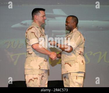 US Navy CMdR. Riceve la Meritorious Service Medal dal Comandante, Patrol e Reconnaissance Force 5th e 7th Fleet, posteriore ADM. Arthur Johnson. Foto Stock