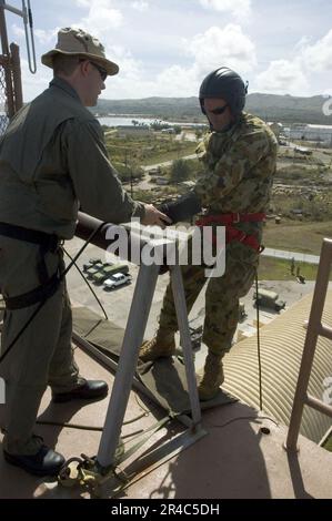 US Navy Chief Petty Officer assegnato a Explosive Ordnance Disposal Mobile Unit Five (EODMU-5) fornisce alcuni consigli last-minute al Lt. CMdR. Dalla Royal Australian Navy. Foto Stock