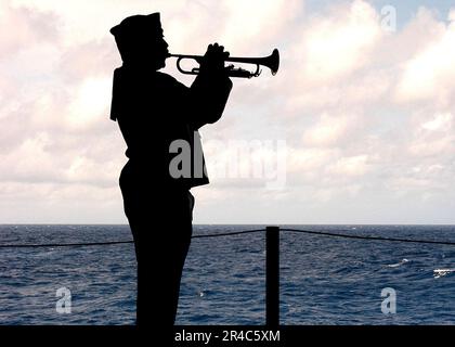 US Navy Fire Controlman 1st Class suona il buggle durante una cerimonia di sepoltura in mare a bordo della portaerei di classe Nimitz USS George Washington (CVN 73) Foto Stock