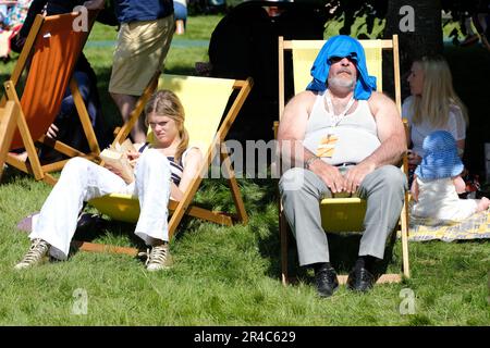 Hay Festival, Hay on Wye, Wales, UK – Sabato 27th Maggio 2023 – UK Weather - i visitatori godono il caldo sole sui prati del Festival all'inizio del terzo giorno di quest'anno Hay Festival. Il festival Hay si svolge fino a domenica 4th giugno 2023. Foto Steven Maggio / Alamy Live News Foto Stock