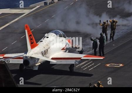 US Navy A T-45A Goshawk Trainer Jet è tassato alla catapulta in preparazione per il lancio a bordo della portaerei di classe Nimitz USS Theodore Roosevelt (CVN 71). Foto Stock