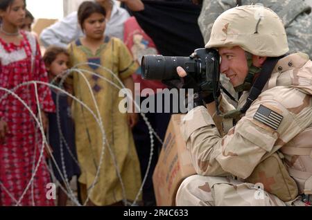 US Navy U.S.A. Navy Photographer's Mate 1st Class assegnato a Fleet Combat Camera Group Pacific, fotografie U.S.A. Soldati dell'esercito dalla compagnia Dark Knights of Delta Foto Stock