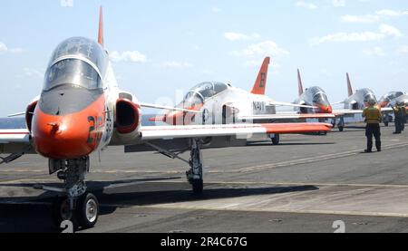 US Navy Un jet addestratore T-45A Goshawk si prepara a lanciare dal ponte di volo a bordo della portaerei di classe Nimitz USS Theodore Roosevelt (CVN 71). Foto Stock