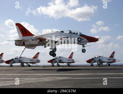 US Navy Un jet addestratore T-45A Goshawk si prepara ad atterrare sul ponte di volo a bordo della portaerei di classe Nimitz USS Theodore Roosevelt (CVN 71). Foto Stock