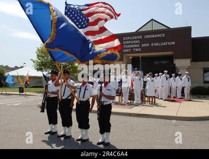 US Navy la Guardia a colori presenta i colori durante una cerimonia di cambio di comando all'esplosivo Ordnance Disposal Training e all'unità di evaulazione due. Foto Stock