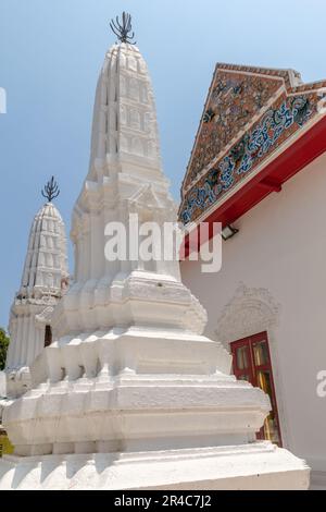 Stupa di Wat Thong Nopphakhun, tempio buddista tailandese a Khlong San, Bangkok, Thailandia Foto Stock