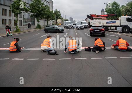 Berlino, Germania. 16th maggio, 2023. Attivisti dell'ultima generazione ad un blocco stradale. Credit: Paul Zinken/dpa/Alamy Live News Foto Stock