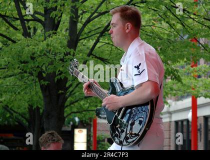 US Navy Musician 3rd Classe del Great Lakes Navy Band Rock Ensemble. Foto Stock