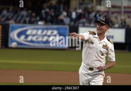 US Navy Nuclear-powered Aircraft Carrier USS Nimitz (CVN 68) Commanding Officer, Capt. Lancia il primo campo cerimoniale prima di una partita di baseball della Major League. Foto Stock