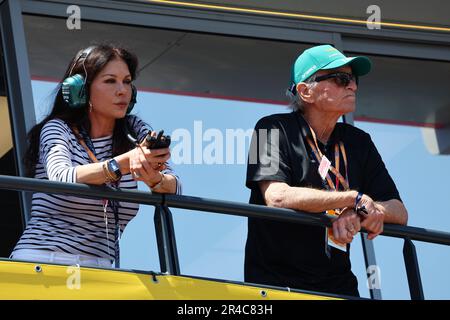 Monaco, Monte Carlo. 27th maggio, 2023. (L a R): Catherine Zeta-Jones (GBR) attrice con suo marito Michael Douglas (USA) attore. 27.05.2023. Campionato del mondo Formula 1, Rd 7, Gran Premio di Monaco, Monte Carlo, Monaco, Giornata di qualificazione. Il credito fotografico dovrebbe essere: XPB/immagini dell'Associazione Stampa. Credit: XPB Images Ltd/Alamy Live News Foto Stock