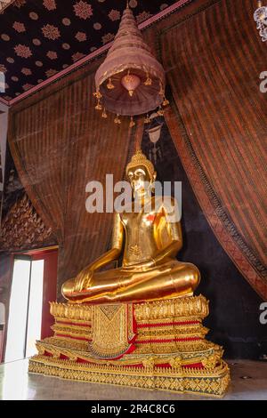 Statua del Buddha in ubosot (sala di ordinazione) di Wat Thong Nopphakhun, tempio buddista tailandese a Khlong San, Bangkok, Thailandia Foto Stock
