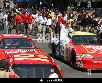 BRIAN C. Prindle, comandante della Marina degli STATI UNITI, Patrol and Reconnaissance Group Rear ADM, arriva in un racecar per le cerimonie di apertura di Food Lion Speed Street. Foto Stock