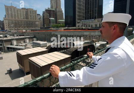 US Navy Engineman 1st Class guarda sul World Trade Center Ground Zero sito Foto Stock