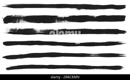 Set di tratti di vernice nera. Linee di pennello grunge disegnate a mano isolate su sfondo bianco. Foto Stock