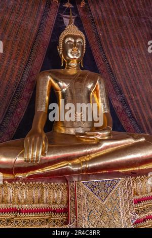 Statua del Buddha in ubosot (sala di ordinazione) di Wat Thong Nopphakhun, tempio buddista tailandese a Khlong San, Bangkok, Thailandia Foto Stock