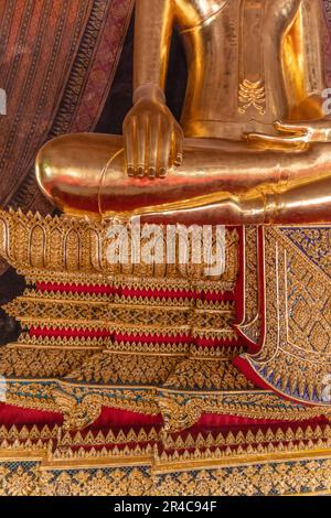 Statua del Buddha in ubosot (sala di ordinazione) di Wat Thong Nopphakhun, tempio buddista tailandese a Khlong San, Bangkok, Thailandia. Dettaglio. Foto Stock