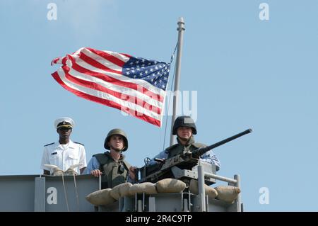 I marinai DELLA marina STATUNITENSE sono un montone di armi calibro 50 come il molo di trasporto anfibio USS Nashville (LPD 13). Foto Stock