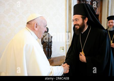 Vaticano, Vaticano. 27th maggio, 2023. Italia, Roma, Vaticano, 2023/5/27. Papa Francesco riceve in udienza la Delegazione della Chiesa Ortodossa di Atene in Vaticano. Foto di Vatican Media /Catholic Press Photo . LIMITATO ALL'USO EDITORIALE - NESSUN MARKETING - NESSUNA CAMPAGNA PUBBLICITARIA. Credit: Independent Photo Agency/Alamy Live News Foto Stock