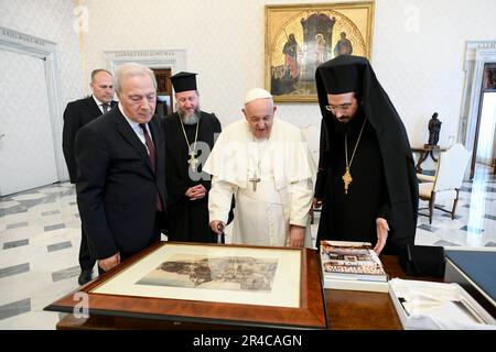 Vaticano, Vaticano. 27th maggio, 2023. Italia, Roma, Vaticano, 2023/5/27. Papa Francesco riceve in udienza la Delegazione della Chiesa Ortodossa di Atene in Vaticano. Foto di Vatican Media /Catholic Press Photo . LIMITATO ALL'USO EDITORIALE - NESSUN MARKETING - NESSUNA CAMPAGNA PUBBLICITARIA. Credit: Independent Photo Agency/Alamy Live News Foto Stock