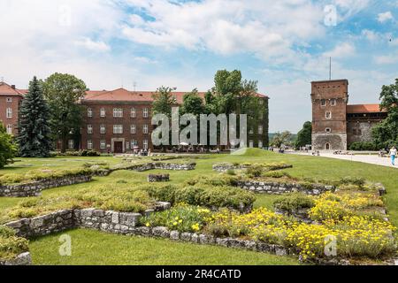 Una struttura architettonica vintage circondata da lussureggianti giardini verdi e un sentiero acciottolato che collega le due strutture Foto Stock